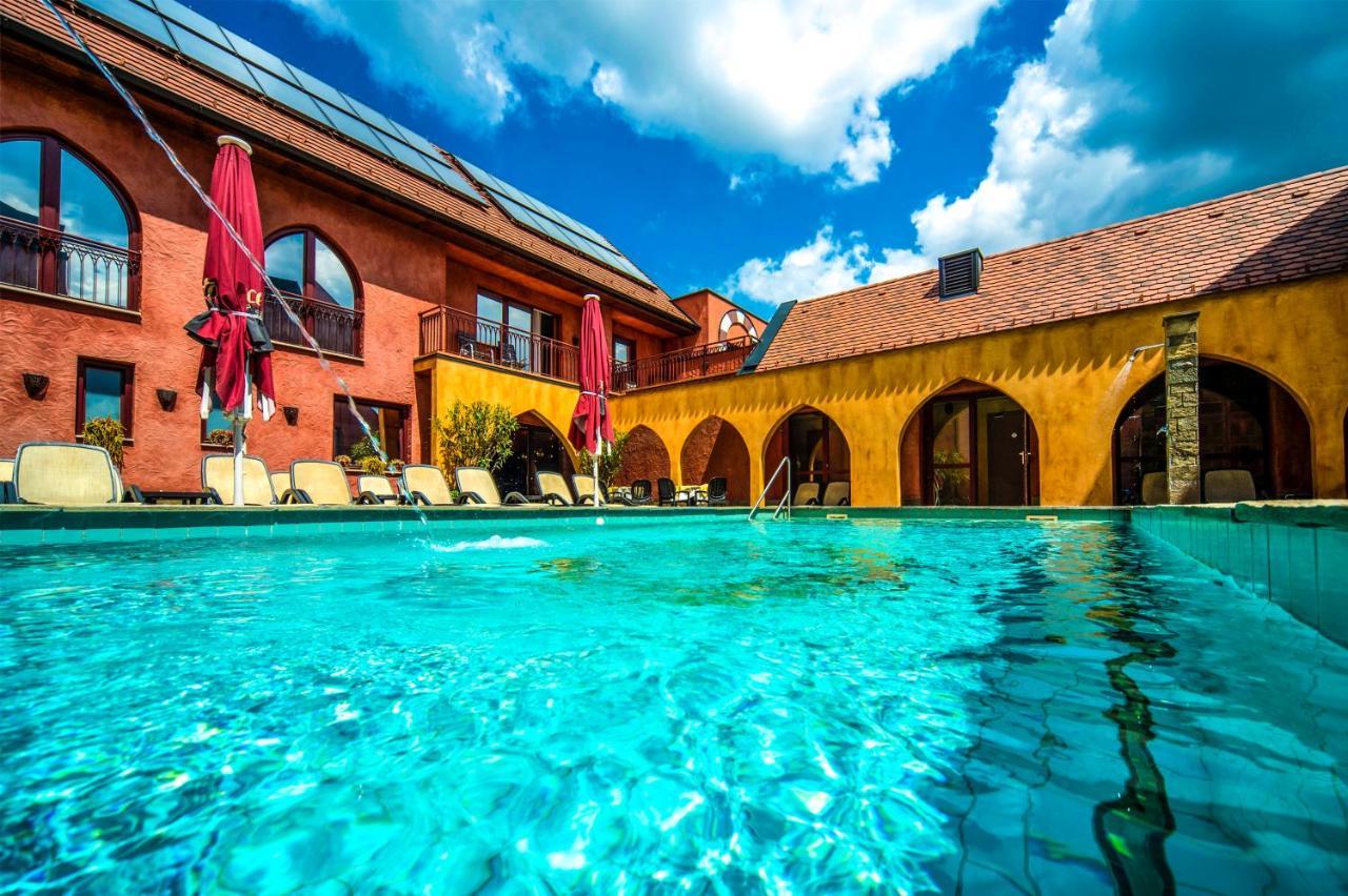 Meses Shiraz Hotel Superior-Adults Only エゲルサローク エクステリア 写真